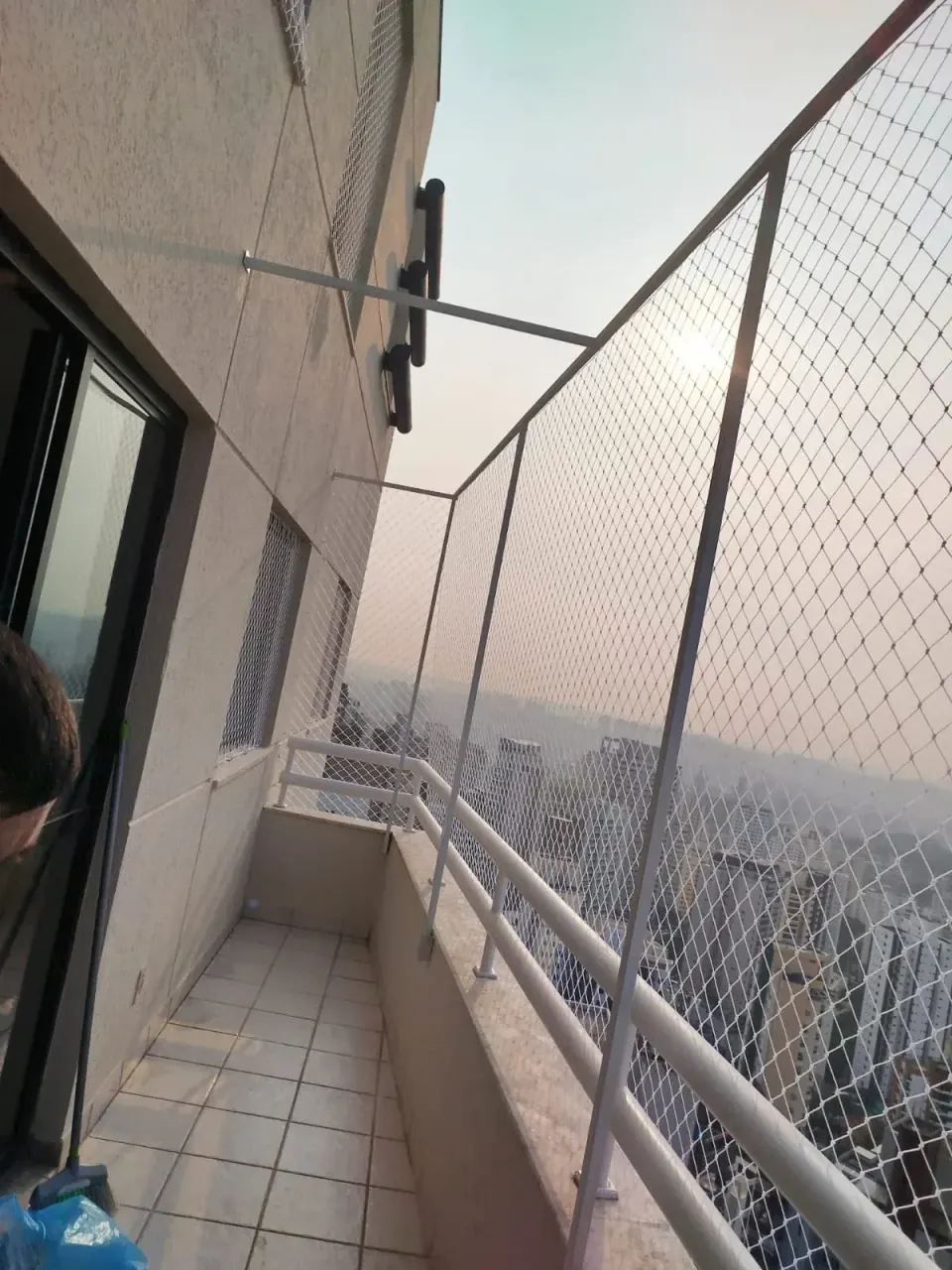 Rede de proteção instalada em sacada de apartamento em São Paulo